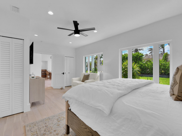 Very Short walk to the beach in the Moorings Naples area